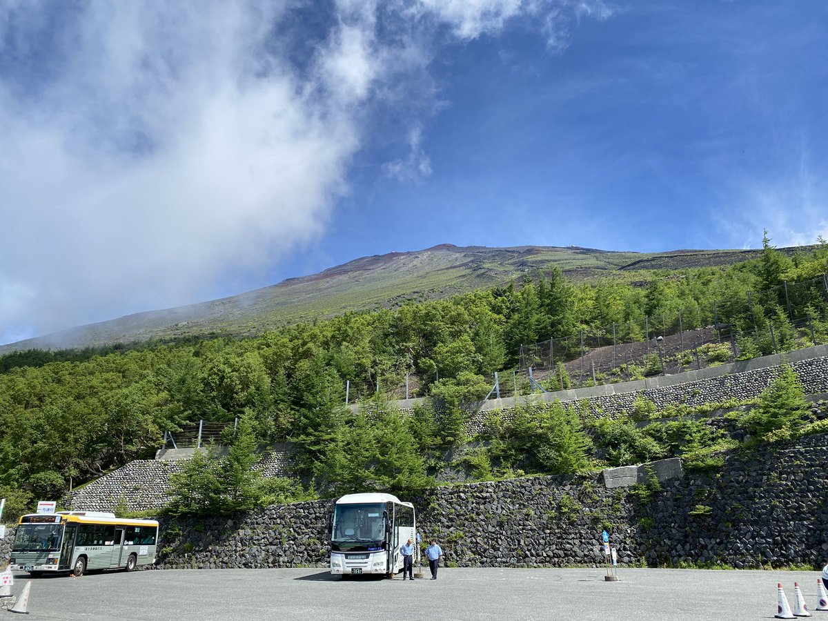 popopopoha's tweet photo. 945 富士宮口五合目
7年ぶりの富士山！
日差しは強いけど涼しい
登山開始！！ https://t.co/mj4yqZBKO6
