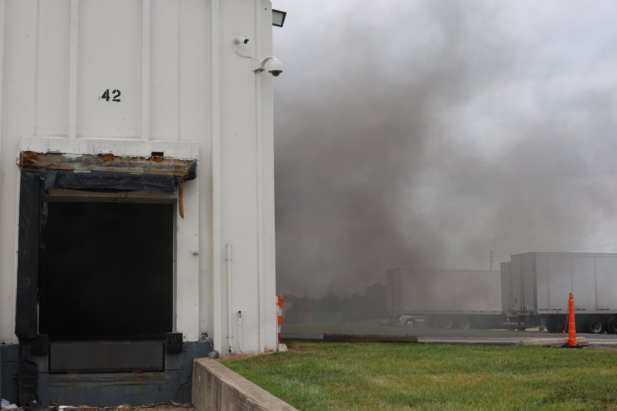 IFD_NEWS's tweet photo. 5:28 PM - Originally dispatched as an alarm, IFD Engine 42 arrived at 333 S Franklin Rd to find light smoke showing, active water flow and heavy black smoke on the interior.  The 368,000 Square foot building is home to several companies who lease space, one of which is a https://t.co/81EgJBogMe