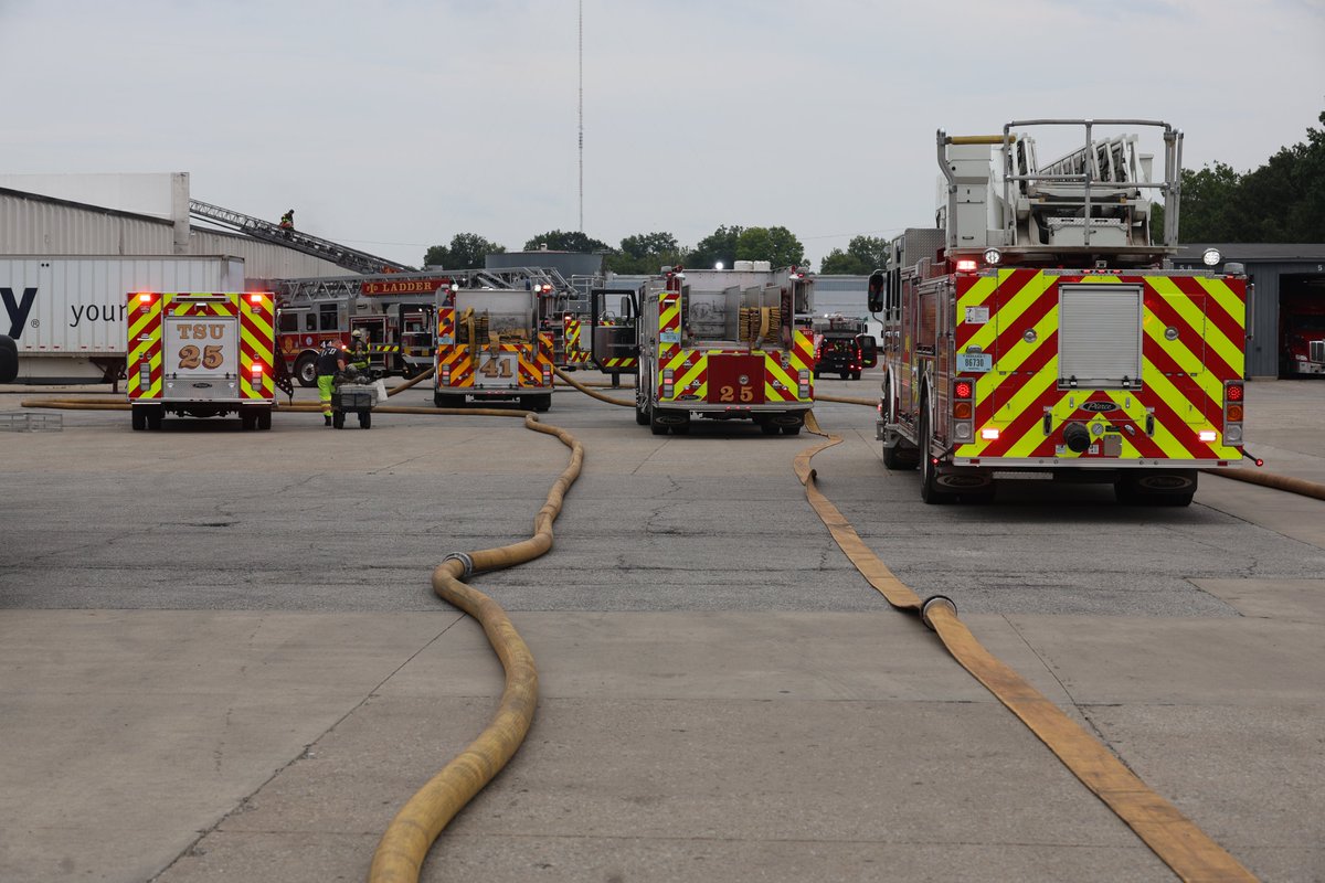 IFD_NEWS's tweet photo. 5:28 PM - Originally dispatched as an alarm, IFD Engine 42 arrived at 333 S Franklin Rd to find light smoke showing, active water flow and heavy black smoke on the interior.  The 368,000 Square foot building is home to several companies who lease space, one of which is a https://t.co/81EgJBogMe