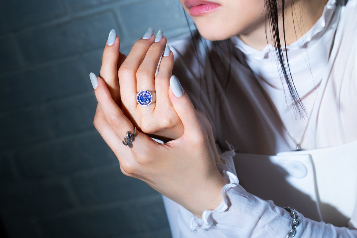 Amamiyastaff's tweet photo. ／
「genuine blue」
💎第二弾アクセサリー予約開始💎
＼

#雨宮天 が0からデザイン、監修をしたこだわりのリングをぜひお手元に💍

受注販売：8/1(土) 10:00～10/10(土) 23:59
先着販売：12/20(日)12:00～
お届け：12月下旬予定

#genuine_blue

▼ご購入はこちら
https://t.co/qnke5mxkkh https://t.co/5EsJP2fZPN