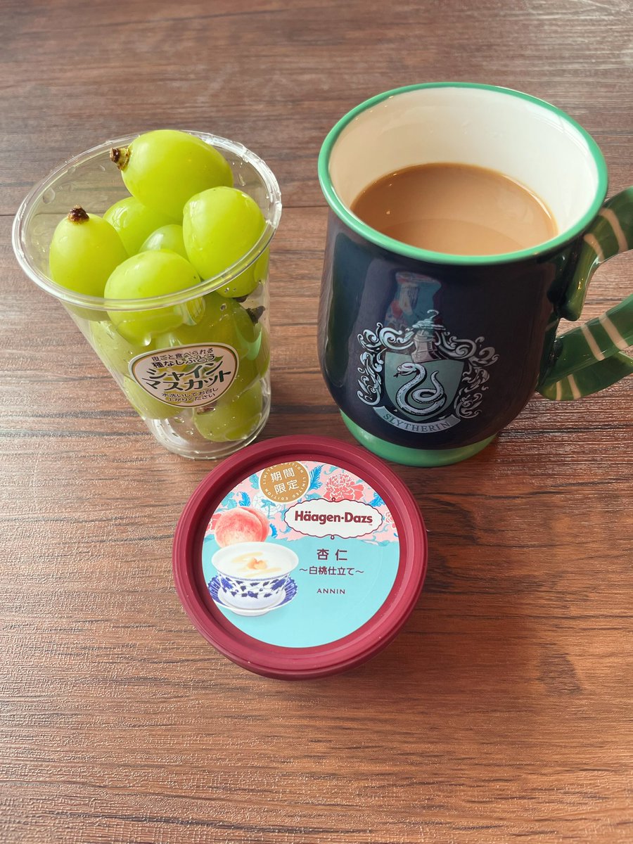 Ryunosuke_world's tweet photo. 本日の朝食🍨🍇☕️

起きてすぐお布団干して、筋トレしてやっと朝食😊

朝食食べたら、お風呂掃除しよ🛁*。 https://t.co/MmU7AHDfCy