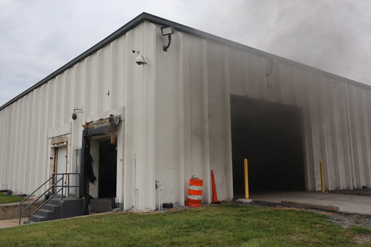 IFD_NEWS's tweet photo. 5:28 PM - Originally dispatched as an alarm, IFD Engine 42 arrived at 333 S Franklin Rd to find light smoke showing, active water flow and heavy black smoke on the interior.  The 368,000 Square foot building is home to several companies who lease space, one of which is a https://t.co/81EgJBogMe