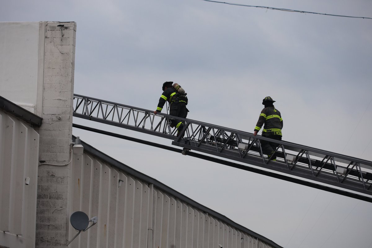 IFD_NEWS's tweet photo. 5:28 PM - Originally dispatched as an alarm, IFD Engine 42 arrived at 333 S Franklin Rd to find light smoke showing, active water flow and heavy black smoke on the interior.  The 368,000 Square foot building is home to several companies who lease space, one of which is a https://t.co/81EgJBogMe