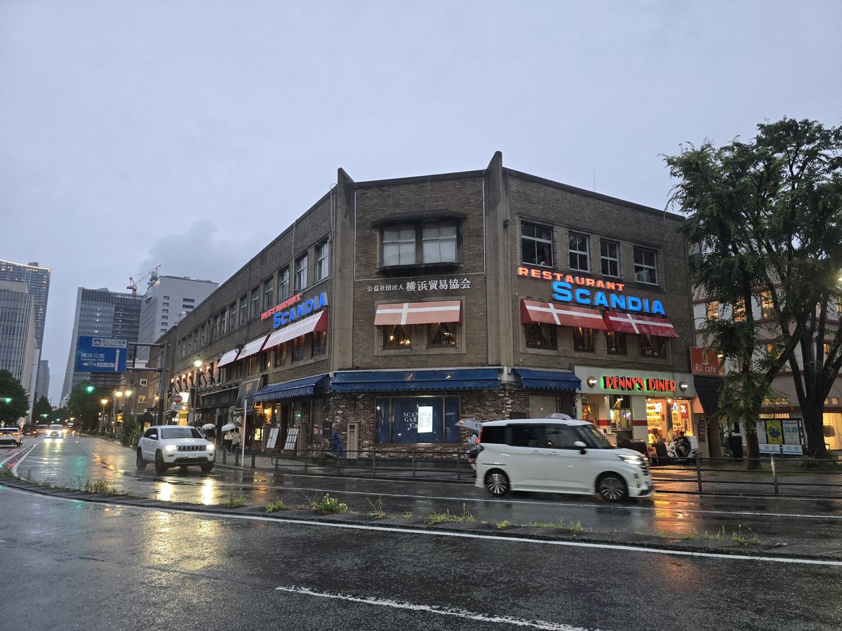 modernium's tweet photo. 雨の横浜 https://t.co/kDhJJhfD7p