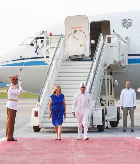 ElizbethCristi7's tweet photo. El mejor presidente de Colombia en Cuba 😍 https://t.co/Jxc5rsmeiL