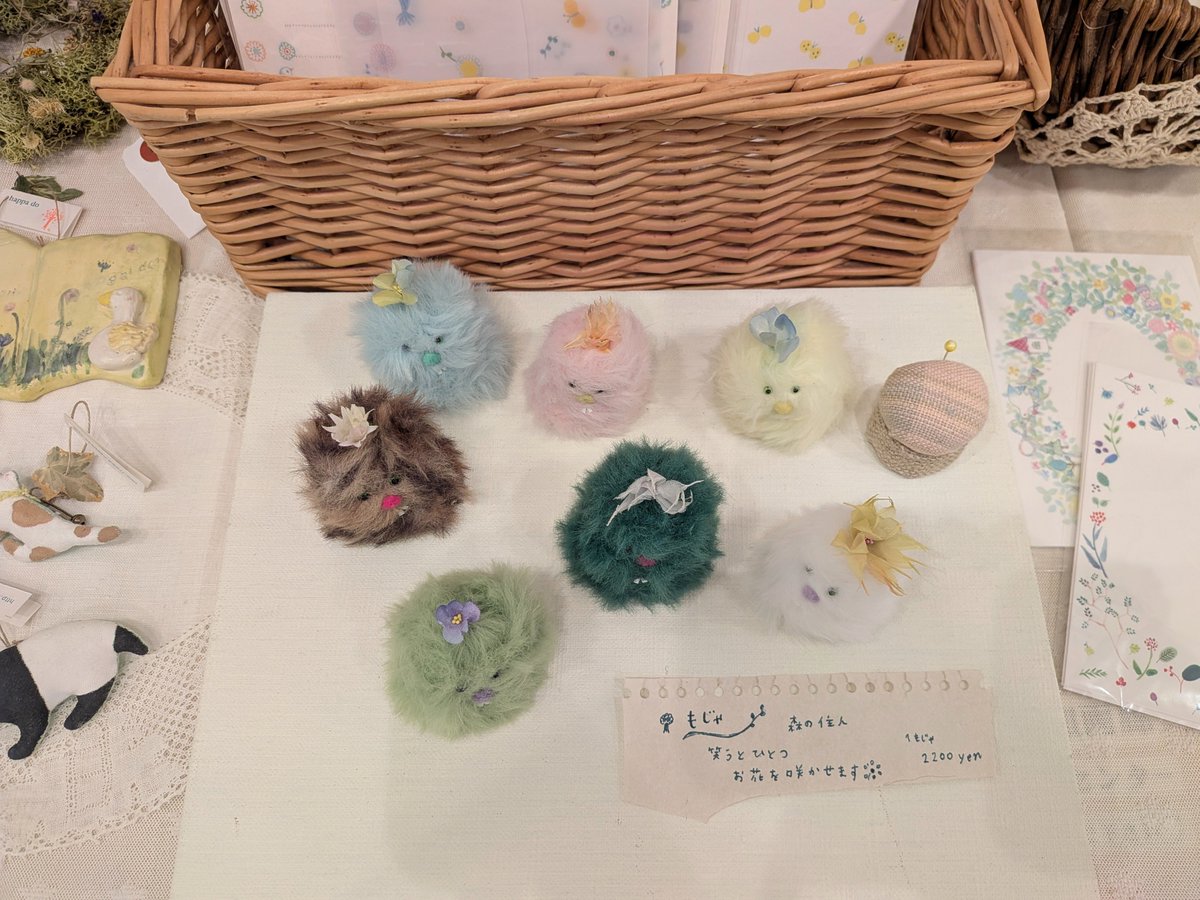 yukari_stluke's tweet photo. 患者さんたちが吸い寄せられるように立ち止まる、もじゃたち🌱

笑うとひとつお花を咲かせます

本当に咲くの！？と、真剣なお顔で尋ねられました☺
きっと咲きますね🌼 https://t.co/fhYOOtC5Jj
