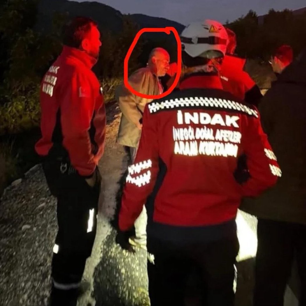EnsedeCiencia's tweet photo. 🇹🇷 Un hombre reportado como desaparecido en Turquía terminó uniéndose al equipo que lo buscaba… sin saber que él era el desaparecido. 

Todo acabó cuando escuchó su nombre y respondió: ”¡Aquí estoy!”. Una historia tan insólita como real. https://t.co/0jSXlK5TE4