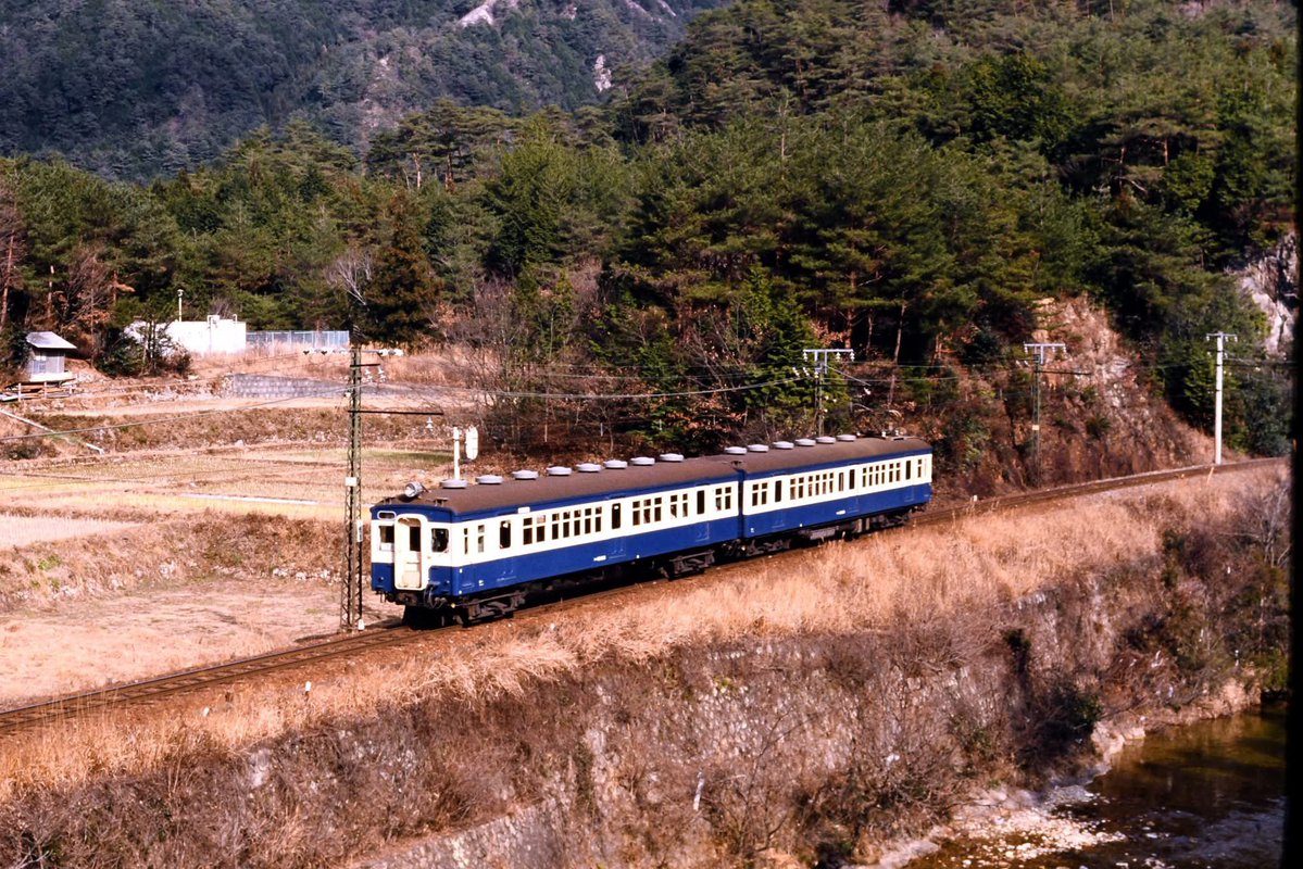 koh5861's tweet photo. 1983年1月　飯田線巡りでした。クモハユニ64や80系が現役バリバリでしたね。リバーサルで撮ってる自分を褒めてやりたい。（笑） https://t.co/Na4HtyBH8b