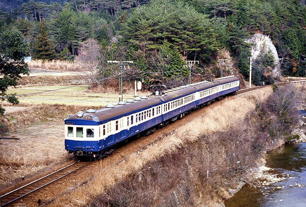 koh5861's tweet photo. 1983年1月　飯田線巡りでした。クモハユニ64や80系が現役バリバリでしたね。リバーサルで撮ってる自分を褒めてやりたい。（笑） https://t.co/Na4HtyBH8b