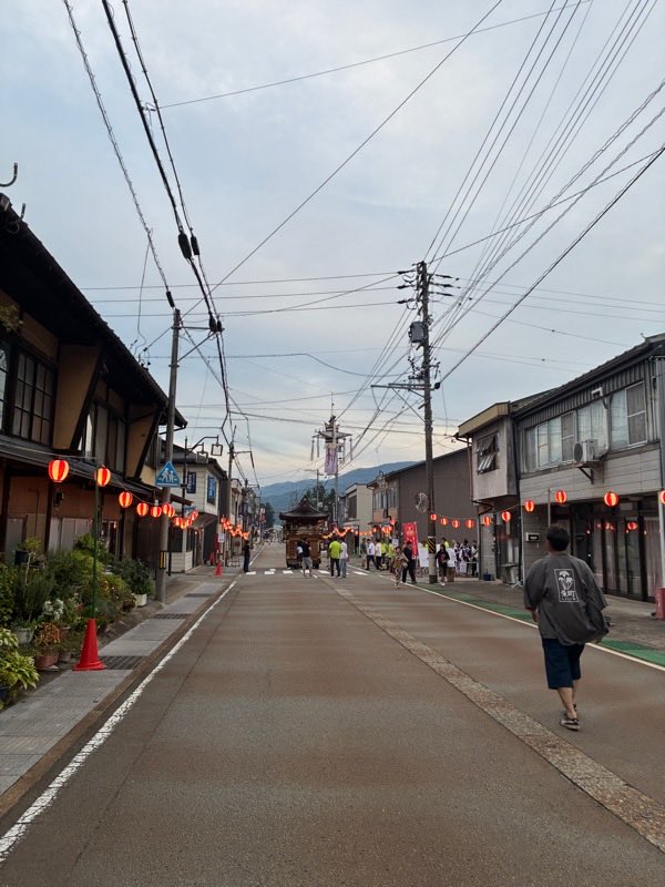 terawo7's tweet photo. 昨日はまたも白鳥おどり栄町。
この日も屋台を曳く人は不足気味。「来通寺を越えると楽」との事。
先週に続いてというかそれよりも祭り感が強くて&amp;学生さん多くて何より。詳しく無いので分かりませんがJKのファッションてああいうのが流行ってるのか？のおっちゃんは思う。
出店は先週プラス。 https://t.co/UDmNZvsms2