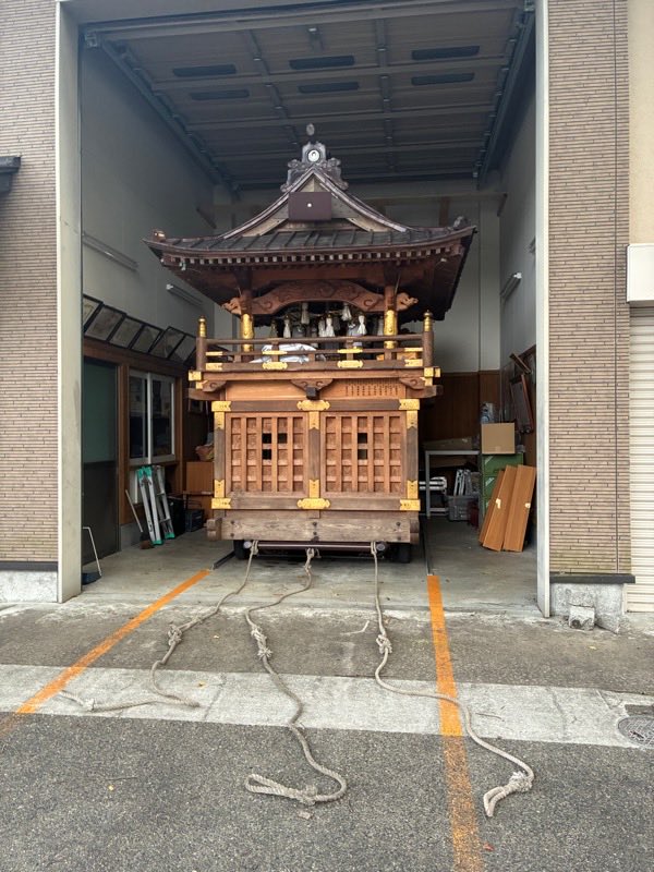 terawo7's tweet photo. 昨日はまたも白鳥おどり栄町。
この日も屋台を曳く人は不足気味。「来通寺を越えると楽」との事。
先週に続いてというかそれよりも祭り感が強くて&amp;学生さん多くて何より。詳しく無いので分かりませんがJKのファッションてああいうのが流行ってるのか？のおっちゃんは思う。
出店は先週プラス。 https://t.co/UDmNZvsms2