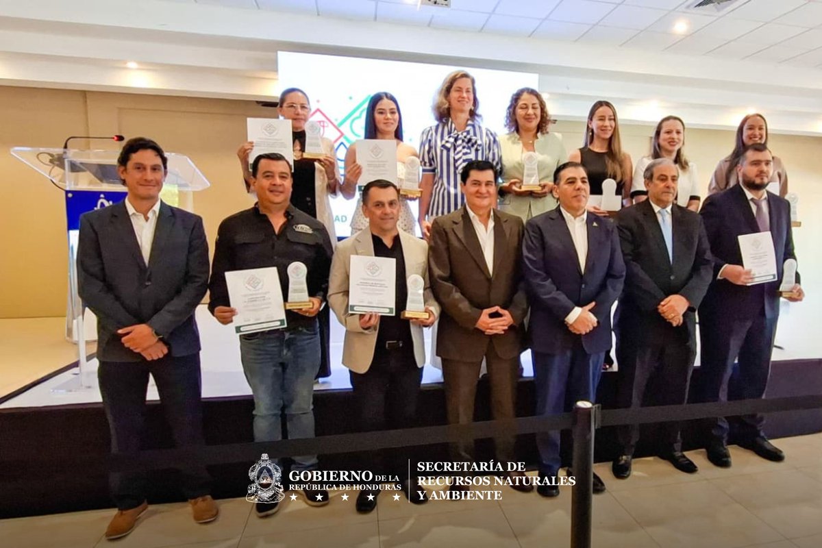 sernaHN's tweet photo. Proteger la biodiversidad también significa reconocer a quienes la convierten en una prioridad. 🌿

Con el objetivo de impulsar una gestión empresarial comprometida con la conservación de los recursos naturales, la Secretaría de Recursos Naturales y Ambiente (SERNA) participó en la entrega de la Insignia por la Biodiversidad, una iniciativa promovida por FUNDAHRSE, con el respaldo de CCAD/SICA, INTEGRARSE y la Cooperación Alemana (GIZ), reconociendo a las empresas que integran la protección de la biodiversidad en sus operaciones.

Durante la ceremonia, el viceministro Ramón Dagoberto Rodríguez entregó insignias a empresas distinguidas, promoviendo el valor de sumar esfuerzos entre el sector público y privado para proteger el capital natural del país e impulsar un desarrollo sostenible.