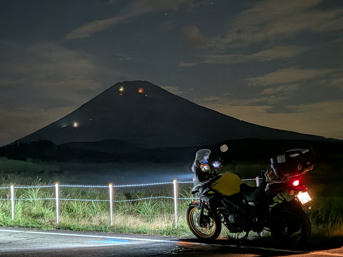 EVstrom2891's tweet photo. 2026.7.30
仕事おわりにひさびさ十里木へナイツー🏍️💨
２夜連続で夜のフジヤマがスゴく綺麗でした！🗻✨
#vストローム650xt #バイク乗りと繋がりたい 
#富士山 #十里木 #夜景 #ナイツー https://t.co/zPI2hr3LfV