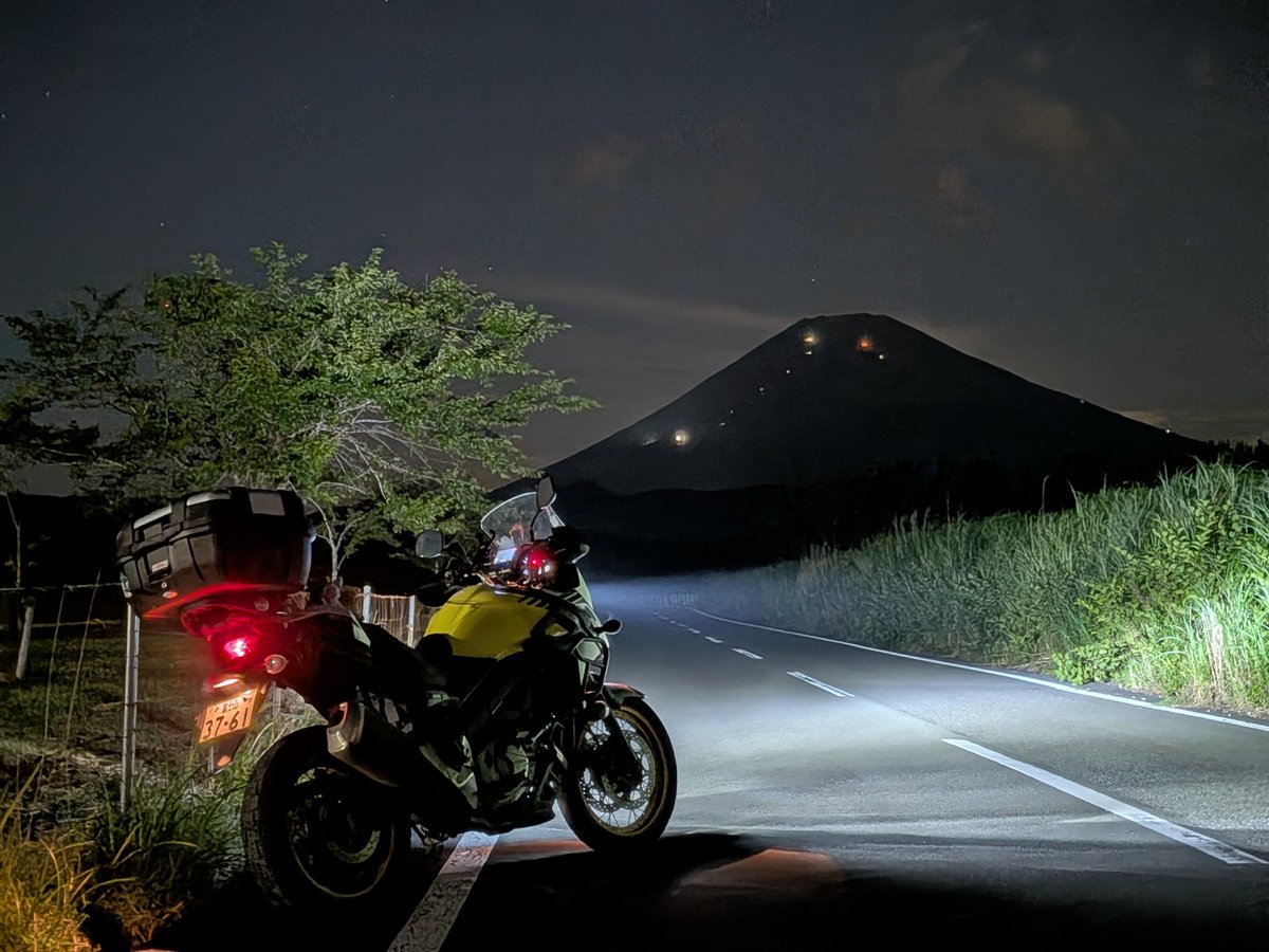 EVstrom2891's tweet photo. 2026.7.30
仕事おわりにひさびさ十里木へナイツー🏍️💨
２夜連続で夜のフジヤマがスゴく綺麗でした！🗻✨
#vストローム650xt #バイク乗りと繋がりたい 
#富士山 #十里木 #夜景 #ナイツー https://t.co/zPI2hr3LfV