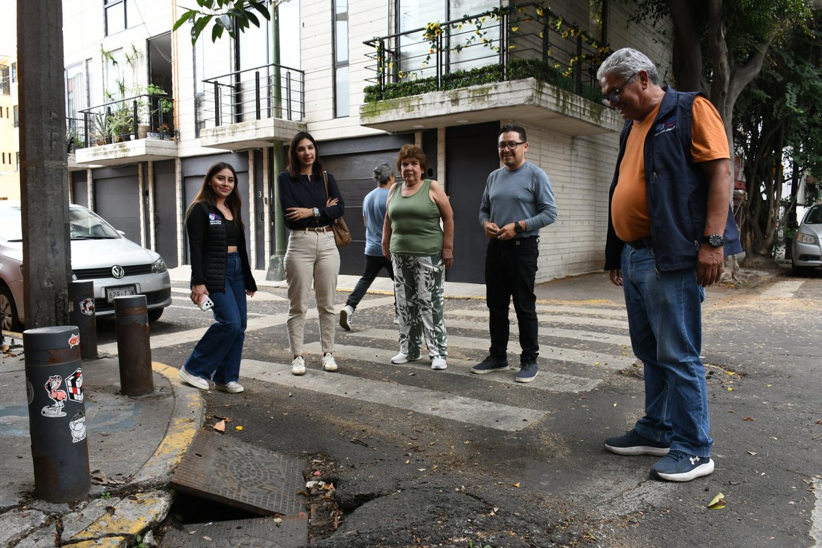 BJAlcaldia's tweet photo. Hoy la #DGSUBJ recorrió la colonia Iztaccíhuatl, acercando los diversos servicios urbanos a la comunidad para mantener nuestras calles más limpias, seguras y ordenadas.
Seguimos trabajando colonia por colonia para construir una mejor Benito Juárez. 🌳🚛✨ https://t.co/U7HsVzqhaJ