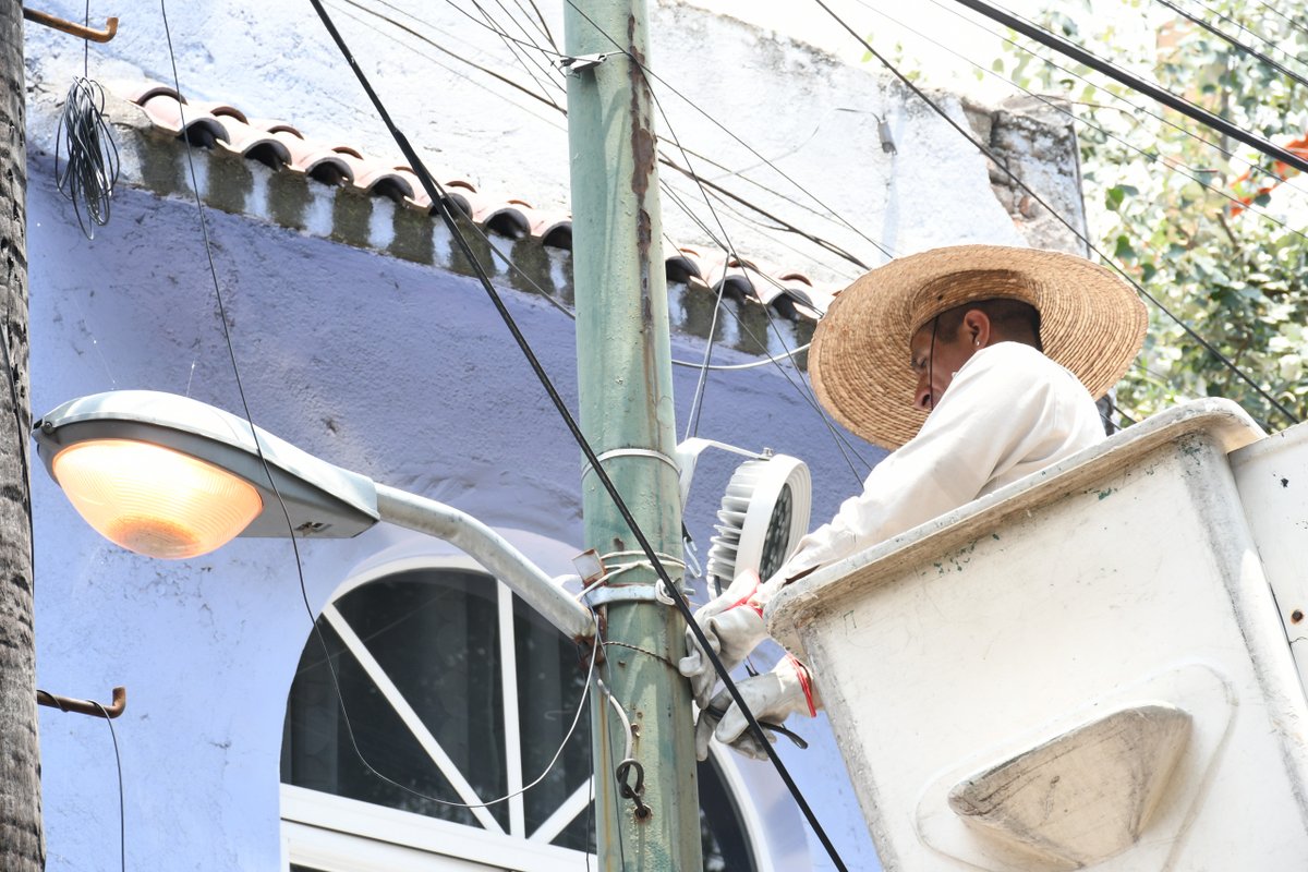 BJAlcaldia's tweet photo. Hoy la #DGSUBJ recorrió la colonia Iztaccíhuatl, acercando los diversos servicios urbanos a la comunidad para mantener nuestras calles más limpias, seguras y ordenadas.
Seguimos trabajando colonia por colonia para construir una mejor Benito Juárez. 🌳🚛✨ https://t.co/U7HsVzqhaJ