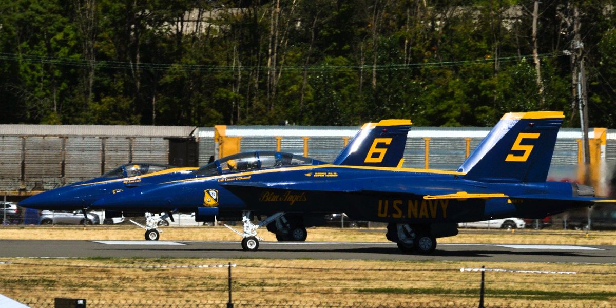 AzeldaJ's tweet photo. Last one, I promise.... but I just loved these so much! They really are the coolest most inspirational sight to behold! #BlueAngels https://t.co/pDi4EW9jZE