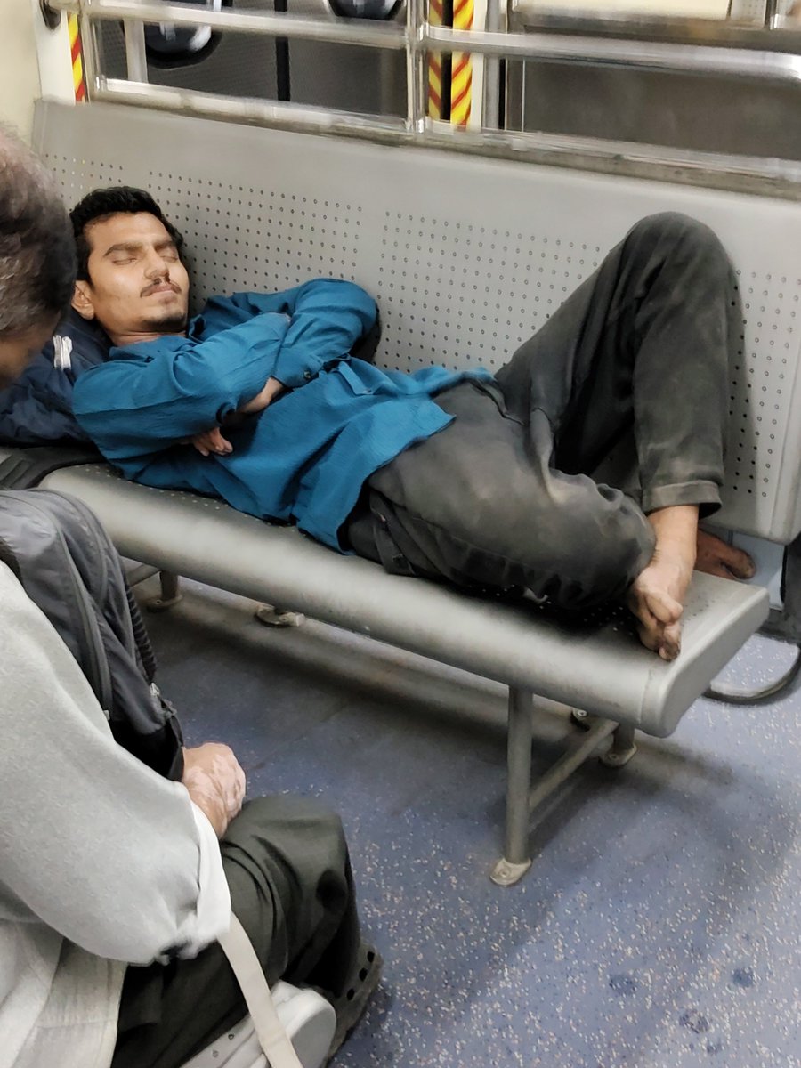 dedhiadilip's tweet photo. @Central_Railway @RailwaySeva @RailMinIndia @AshwiniVaishnaw @railcomplaint @RailMinIndia 
5:20 की CSMT से कल्याण लावारिस तेज ऐसी लोकल कोच # 8056A मे मुफ्त के हवाई चप्पल वाले यात्री ओ हवाई जहाज न सही ऐसी लोकल ही सही ,  चैन की नींद वाली यात्रा CR ओर WR द्वारा सुविधा चलाई हैं https://t.co/90TPQcLb5c