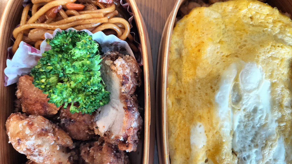 copanda17's tweet photo. 3年ぶりに作りました🍱
昨夜の夕食後、息子が「明日から食堂が休みやから、明日お弁当作って欲しいな」と遠慮気味に言われましたw😂
ということでまた朝から揚げました。
#真面目に二度揚げ
#オムライスは卵の下にケチャップかけた
#今思い出した！
#スプーンいれるの忘れたw https://t.co/T3oxXQ3Cks