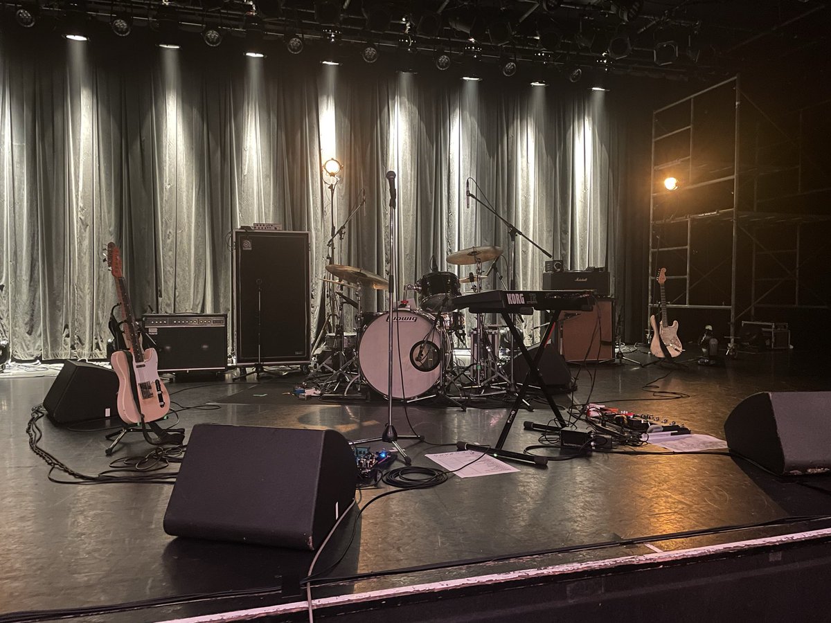 milezodeveso's tweet photo. ZAZEN BOYS
LIQUIDROOM
前半のギターサウンド、シンセサウンザーの騒乱、MC少なめも胸焼けうどんのレシピも「今夜俺達FridayNight」のキラーワードもすべてがなんだかもう超クール！ https://t.co/uF28mz0l4P