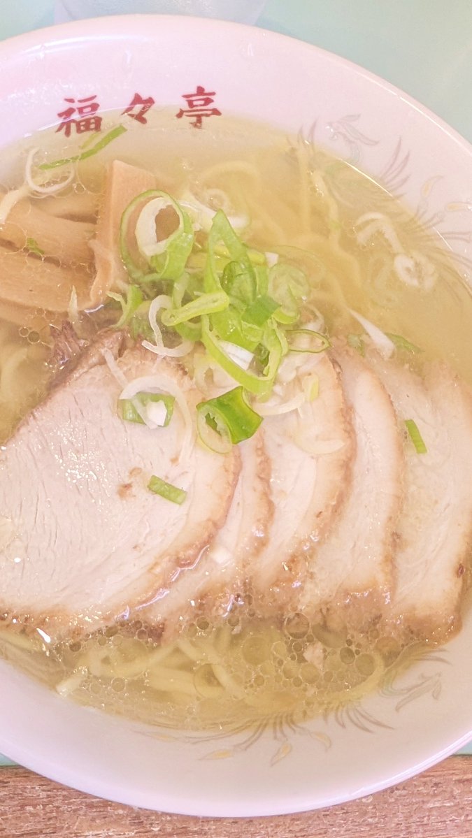 yamasa79's tweet photo. 函館旅行の番外編！たまたま見つけた隠れた名店「福々亭」で町中華ランチ🍜真っ赤な暖簾と黄色いメニュー表が最高です✨透き通る黄金スープの塩ラーメンと、コク深い味噌ラーメンをご当地で堪能🤤長くなるので続きはリプで！
#函館旅行 #ご当地ラーメン #福々亭 #ラーメン #函館塩ラーメン https://t.co/esCQgZds7T