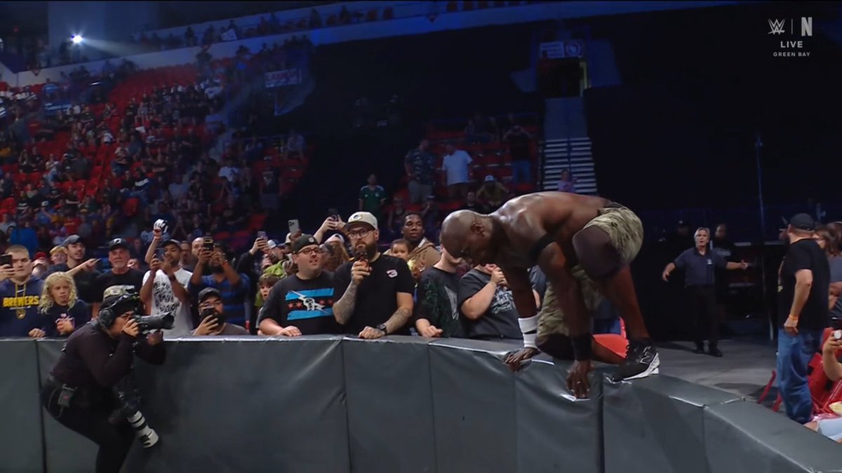 EliteClubS0B's tweet photo. The WWE cameramen are doing everything they can to avoid showing the empty hard-cam side... and they're still failing 😭

#SmackDown https://t.co/yztItpVhbt