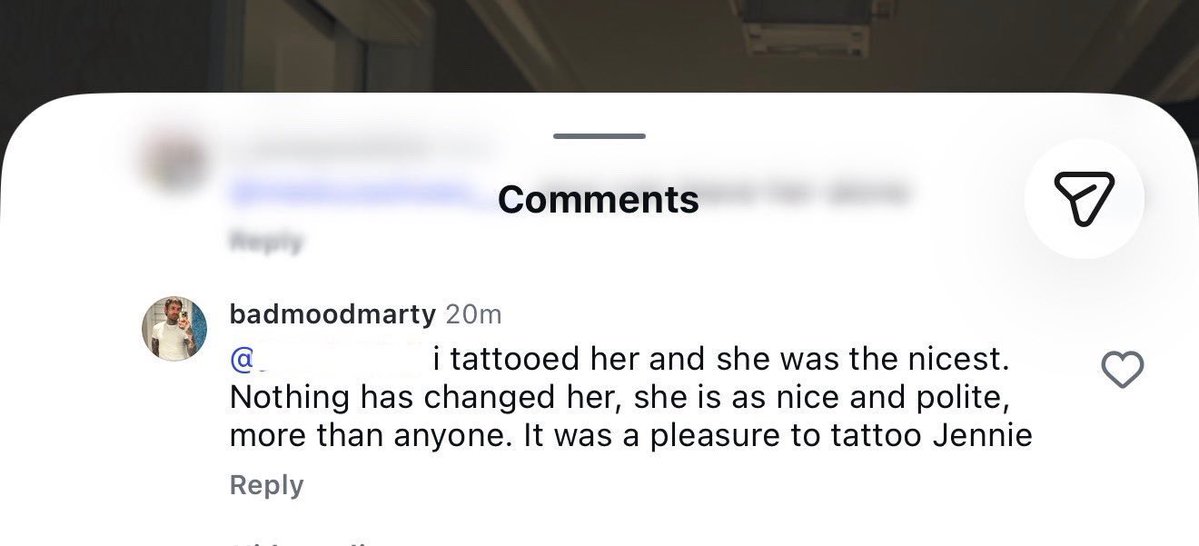 portalblackpink's tweet photo. O tatuador Marttin, The Fineline Tattoo Artist, responsável pela nova tatuagem da #JENNIE, comentou sobre como foi tatuá-la e elogiou a experiência de trabalhar com a artista. 🤍

"Eu a tatuei e ela foi a pessoa mais gentil. Nada a mudou; ela continua sendo tão simpática e educada quanto sempre foi. Foi um prazer tatuar a Jennie."