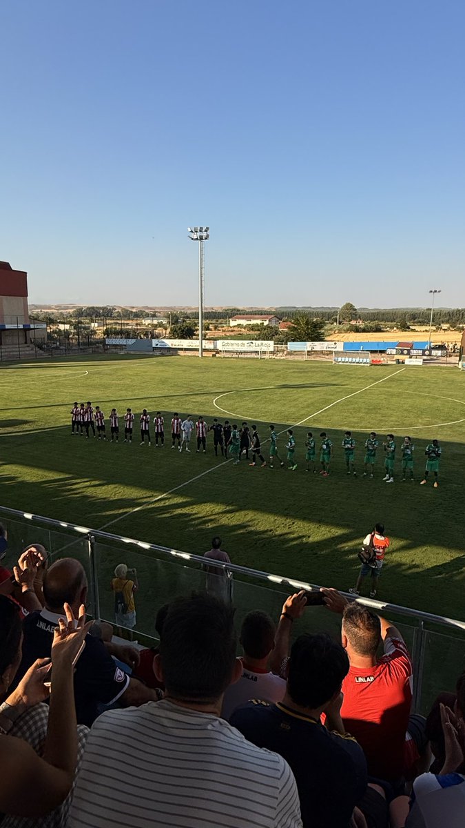 ResacaBR's tweet photo. Gran tarde de fútbol para ir conociendo al equipo pero lo mejor de todo volver a reencontrarte con los de siempre!! 🤍❤️🤍❤️
Empieza lo bueno!!⚽️
@UDLogrones
#resacablanquirroja #pretemporada #udlogroñes #udlog https://t.co/3NQD7zcw2C