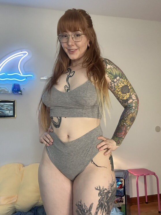 _Skylarshark's tweet photo. Oh hey, how's it hanging? 👀 https://t.co/h8YfQ6bjNa