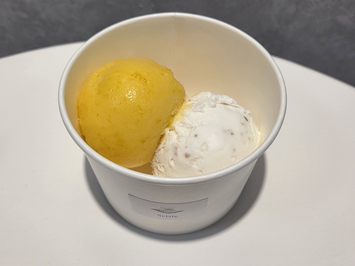 sweets_succhi's tweet photo. セイスト　クラフトアイスダブル　1,100円
いちじくとチーズ×みかんとミント

去年の夏アムールでは全種類食べたお気に入り🍨　今年はトリプルがないのでこの2種から。濃厚なのにやさしいチーズにいちじくのほろ苦さ、みかんミントは爽やか！チョコもおいしいのに、このセレクト優勝で制覇遠のく…？🙃 https://t.co/azjnKhGeLn