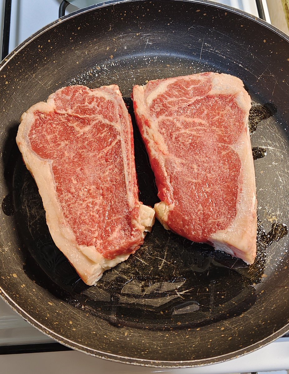 LeaRuizok's tweet photo. Bife de chorizo de Herefor patagónico. El marmolado que tienen es un lujazo. https://t.co/ZTRbwmK4YN