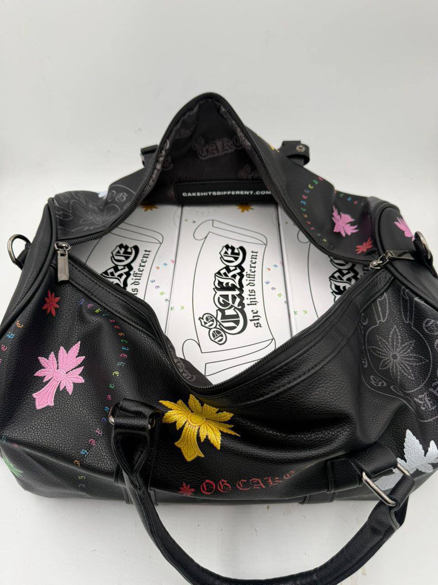 KANDYEXPRESS420's tweet photo. OG CAKE CHROME HEARTS EDITON      
    
OG BRAND, EVERY 300 GRABBED COMES WITH DUFFLE BAG      

But if u need 100 pcs I will offer that for 800

#disposablevape #vape #vapelife #vapeshop #vapecommunity #vaping #vapenation #ecig #vapor #vapeusa #puffs #vapepen #vapewholesale https://t.co/XT4hy2i6W3