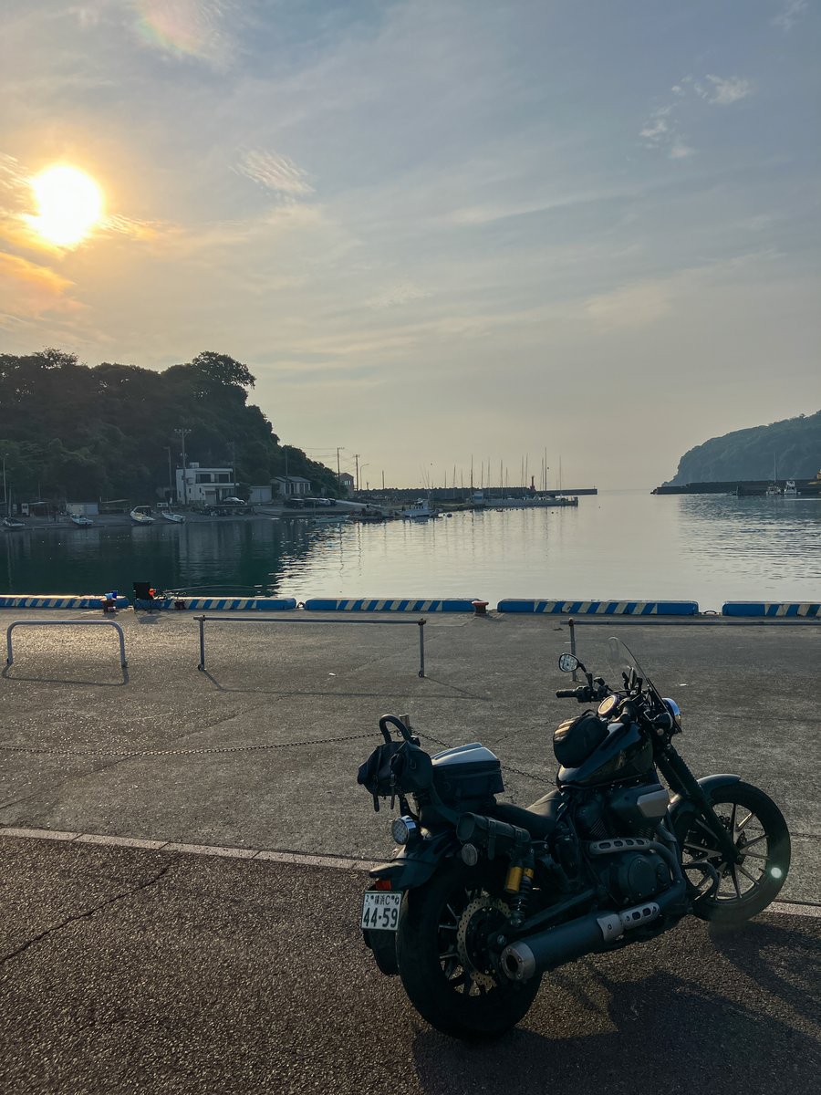 motorcycle_cat's tweet photo. 真鶴半島ショートツーリングより無事帰宅。朝の西湘バイパスそして真鶴は海風で実に涼やかだった。真鶴は小さな半島だけどアップダウンあって流していて心地良いんだよね。 <#XVS950CU BOLT-R 累積走行距離:129,235km> https://t.co/MhNEun0nsc