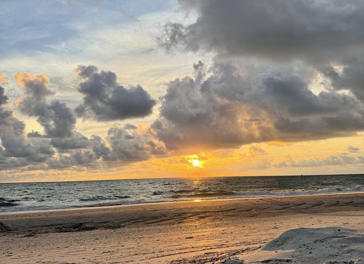 isladepino's tweet photo. From sunrise to sunset, perfect day to end a day, a month. #adventureswithsusy https://t.co/Cecnl7T14g