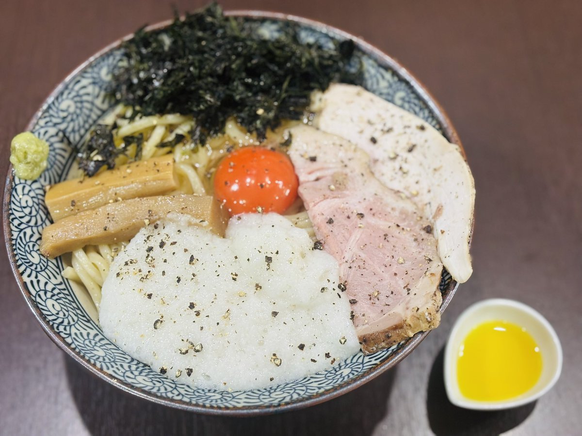 sanaji_soka's tweet photo. 本日も暑いですが、通常通りの営業となります。
麺をキンキンに冷やした【冷やしとろろ玉子まぜそば】中盛無料☀️もありますのでぜひご利用下さい🌟
豊富な卓上調味料でお好みの味に味変して見て下さいね🌈
鰹出汁、2種チャーシュー、高級卵、とろろで栄養とスタミナにも👌 https://t.co/D99Zch6Qp0