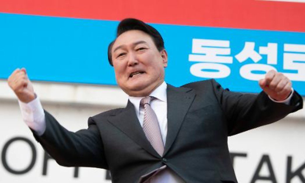 dockhb's tweet photo. 수고했다. 검찰의 셔터맨 윤석열. 
네 놈 덕분(?)에 검사들의 수사권을 몽땅 박탈할 수 있었다. https://t.co/zXpxtbvFmg