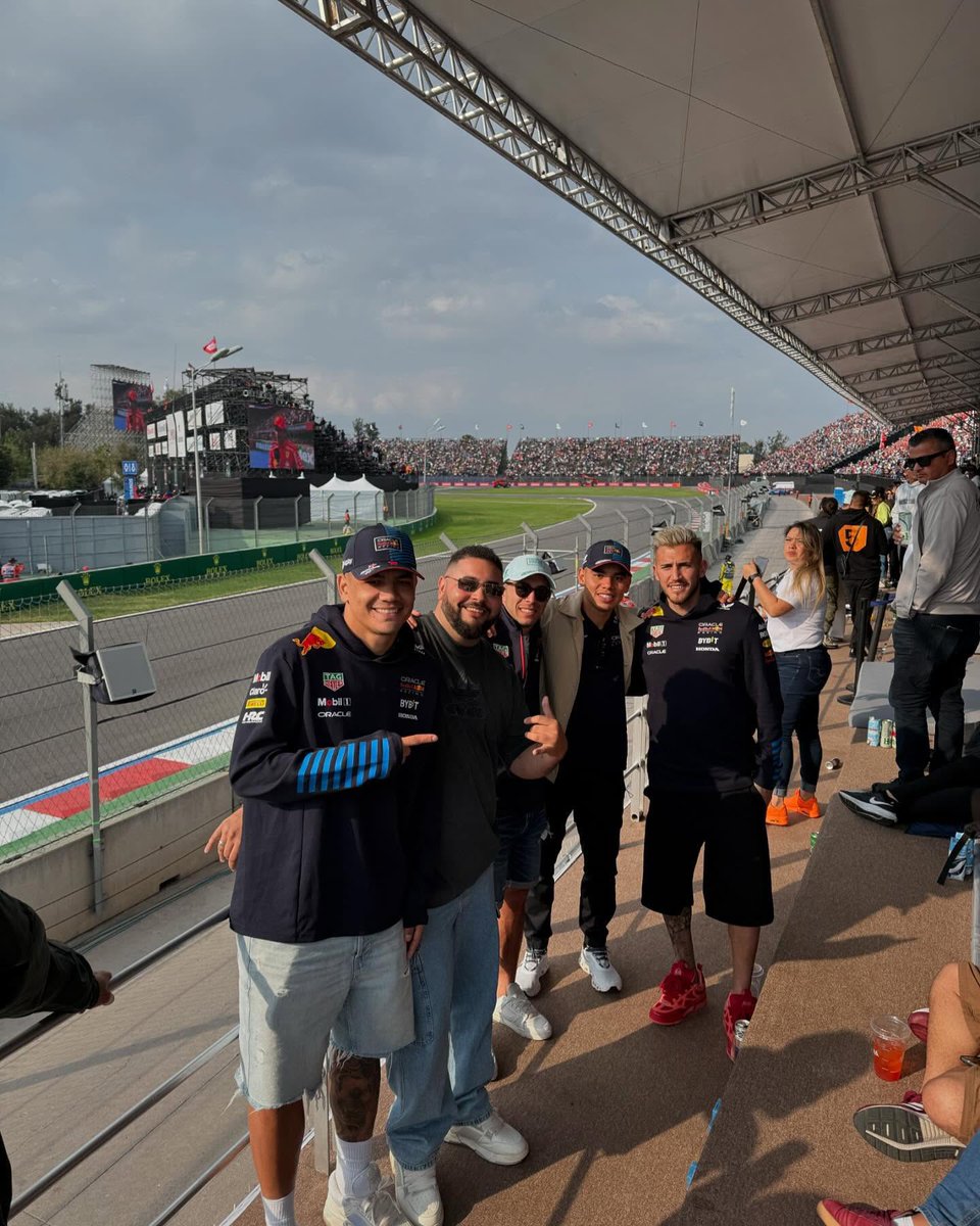 OhCaptainAlex's tweet photo. Erik Lira paso por lo mismo que nosotros (andar de nye apoyando a Red Bull por Checo) 

(La gorrita de Checo edición Mexico 🥹) https://t.co/oy2pzkCGY7