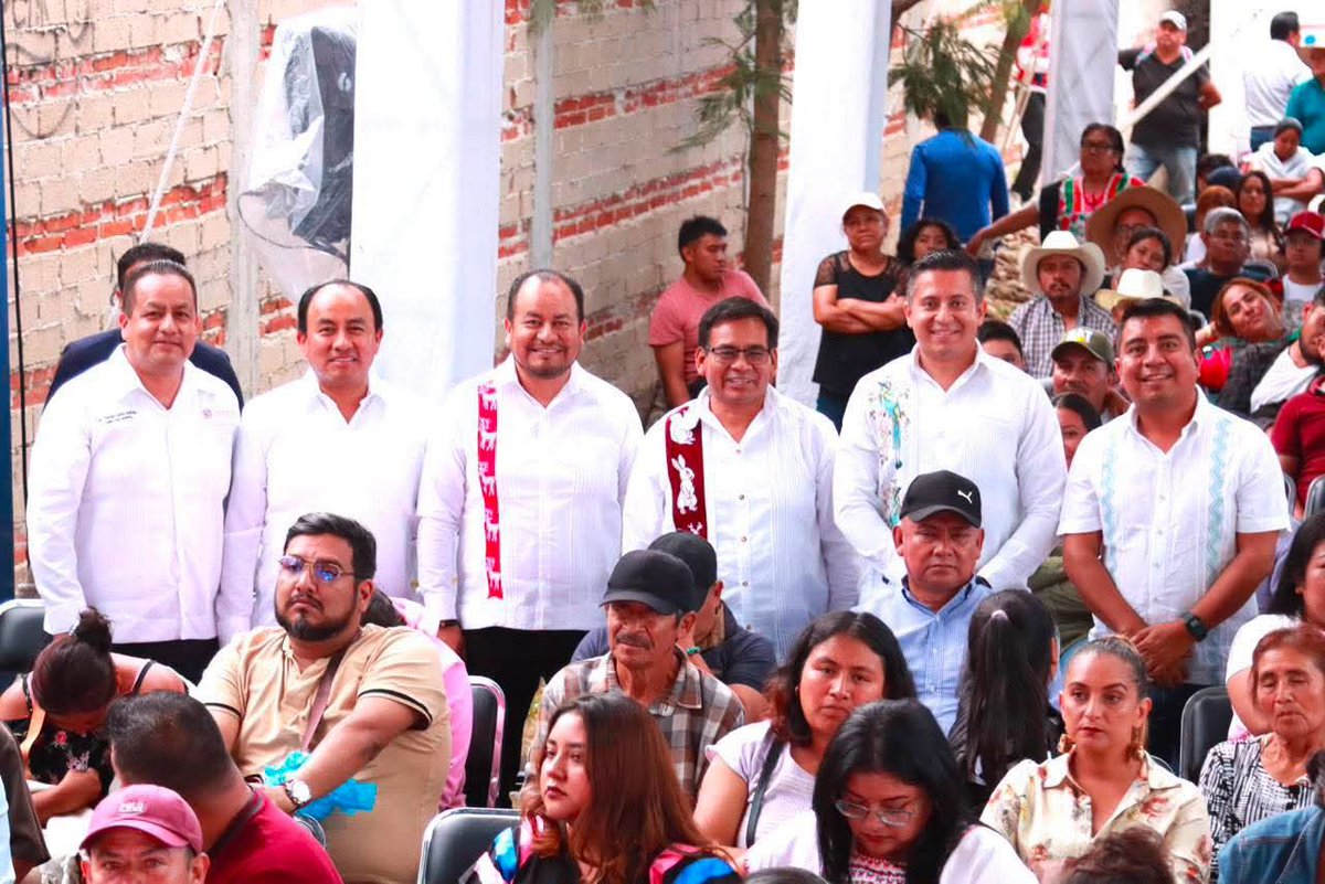 lopez_isra's tweet photo. 🌽 El maíz es identidad, historia y futuro de nuestros pueblos.

Un gusto acompañar a nuestra Presidenta de México, Dra. @Claudiashein, y al Gobernador del Estado, Ing. @salomonj, durante el evento “El Maíz es la Raíz”, realizado en Santiago Suchilquitongo, Oaxaca.

Este esfuerzo reafirma el compromiso de impulsar la protección de nuestras semillas nativas, fortalecer la soberanía alimentaria y reconocer a las mujeres y hombres del campo que, con su trabajo y dedicación, preservan uno de los mayores patrimonios culturales de nuestro país.

Reconocemos la participación de nuestra paisana Cintia Nohemí Mendoza Miguel, integrante del Comité Comunitario de la Comunidad Milpera, quien con su trabajo en el Sistema Milpa contribuye a preservar los saberes ancestrales, la biodiversidad y la riqueza agrícola que distinguen a Oaxaca.

#LXVILegislatura #GPMorena