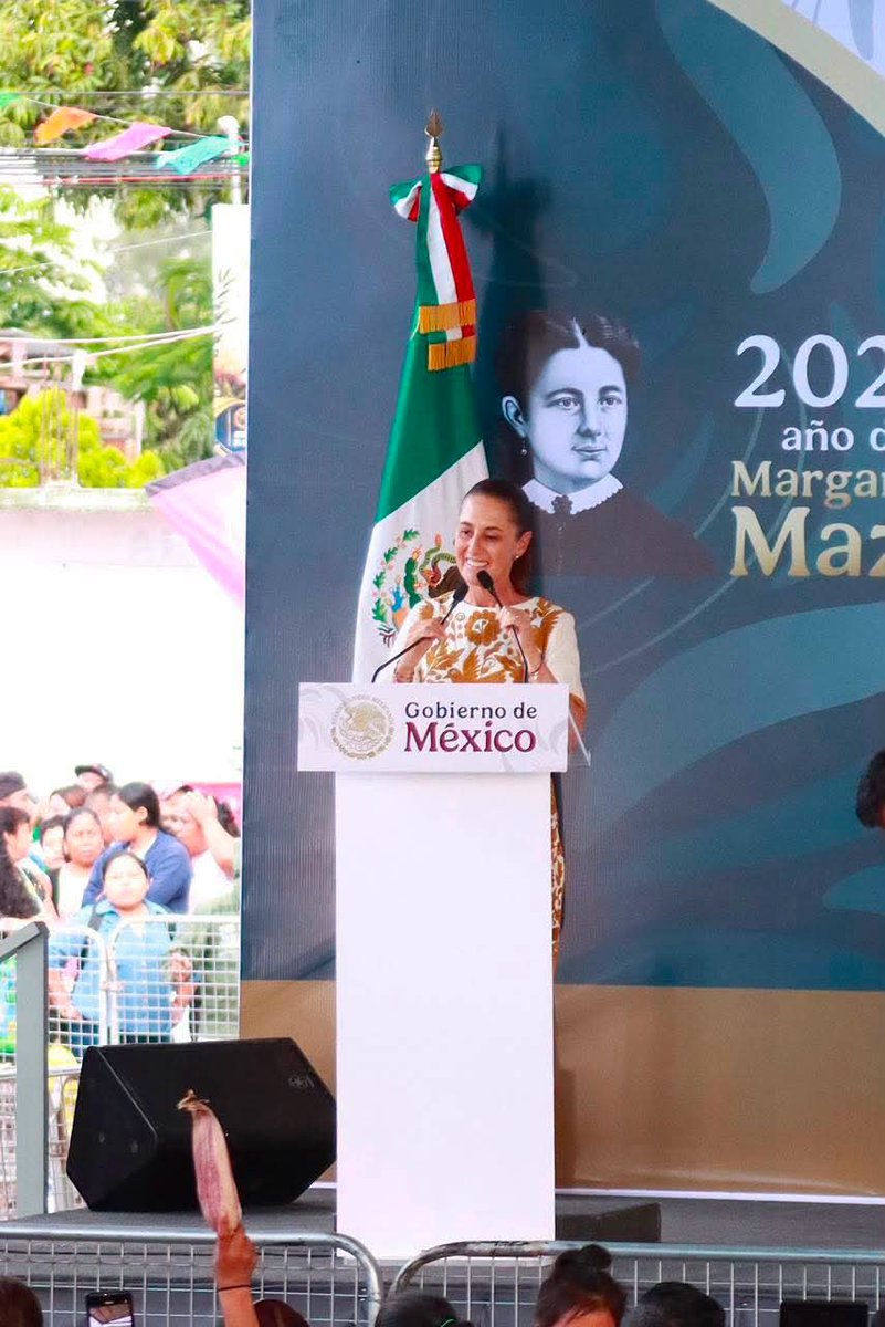 lopez_isra's tweet photo. 🌽 El maíz es identidad, historia y futuro de nuestros pueblos.

Un gusto acompañar a nuestra Presidenta de México, Dra. @Claudiashein, y al Gobernador del Estado, Ing. @salomonj, durante el evento “El Maíz es la Raíz”, realizado en Santiago Suchilquitongo, Oaxaca.

Este esfuerzo reafirma el compromiso de impulsar la protección de nuestras semillas nativas, fortalecer la soberanía alimentaria y reconocer a las mujeres y hombres del campo que, con su trabajo y dedicación, preservan uno de los mayores patrimonios culturales de nuestro país.

Reconocemos la participación de nuestra paisana Cintia Nohemí Mendoza Miguel, integrante del Comité Comunitario de la Comunidad Milpera, quien con su trabajo en el Sistema Milpa contribuye a preservar los saberes ancestrales, la biodiversidad y la riqueza agrícola que distinguen a Oaxaca.

#LXVILegislatura #GPMorena