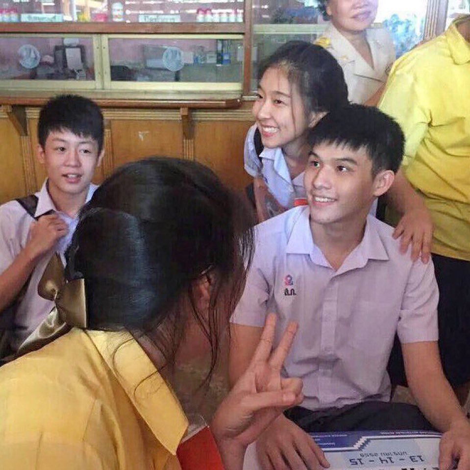 JibiaJubum's tweet photo. ไม่แปลกใจที่นานิบอกสกายเป็นดาราดัง ก็ดูสมัยม.ปลายดิ ฮอตระเบิดมากทุกคนยกมือถือมาถ่ายฮีใช้ชีวิตธรรมดาๆในรรด้วยซ้ำ https://t.co/gvqwhlF0DB