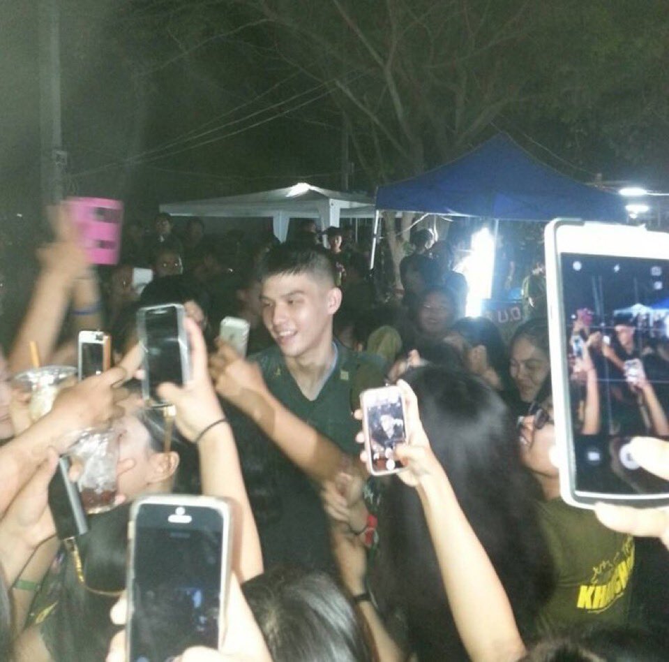 JibiaJubum's tweet photo. ไม่แปลกใจที่นานิบอกสกายเป็นดาราดัง ก็ดูสมัยม.ปลายดิ ฮอตระเบิดมากทุกคนยกมือถือมาถ่ายฮีใช้ชีวิตธรรมดาๆในรรด้วยซ้ำ https://t.co/gvqwhlF0DB