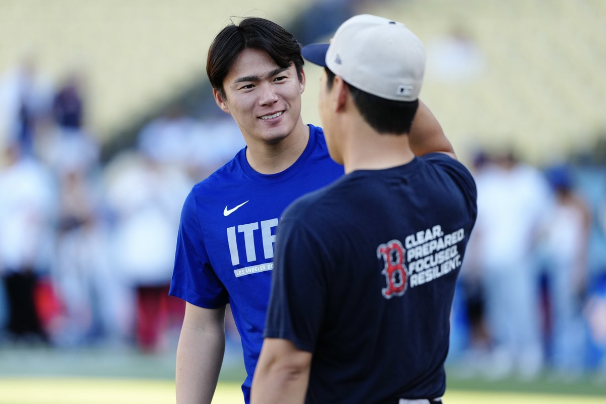 fullcountmlbc2's tweet photo. 【 #ドジャース - #Rソックス 】

元オリックス戦士の2人が再会👀

#山本由伸 投手と #吉田正尚 外野手が談笑😊

2日の登板で“初対決”が実現するでしょうか？🔥

Photo by Takashi Kurosawa📷

#dodgers
#RedSox https://t.co/wEgCQqO70K