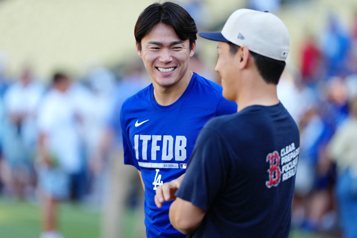 fullcountmlbc2's tweet photo. 【 #ドジャース - #Rソックス 】

元オリックス戦士の2人が再会👀

#山本由伸 投手と #吉田正尚 外野手が談笑😊

2日の登板で“初対決”が実現するでしょうか？🔥

Photo by Takashi Kurosawa📷

#dodgers
#RedSox https://t.co/wEgCQqO70K