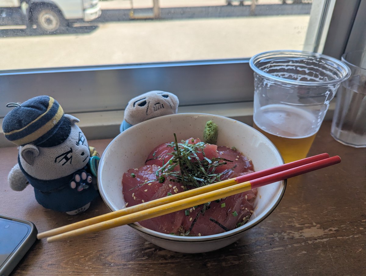 aaakoof0817's tweet photo. 鍾乳洞を見てお昼を食べて、目一杯遊んで空港に行きます！
（ﾘｭｳｸﾞｳｼﾞｮｳ ﾆ ﾆﾃﾙ）
（おおきな しょうにゅうせきです）
（やわらかい まぐろ うまいですね）
（ｺﾒ!!!）
空港の中でもマリヤシェイクが売ってました！嬉しい✨✨
（ｺﾒﾉ ｶｼｶﾞﾊｲｯﾃﾙﾅ） https://t.co/H6EpQAe8FI