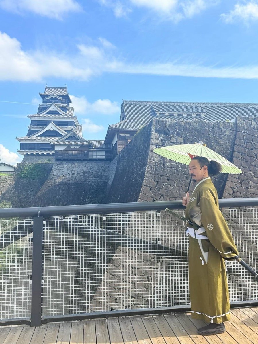kumajyobushotai's tweet photo. 令和8年熊本地震
亡くなられた方々に心より哀悼の意を表しますとともに、ご遺族の皆さまに謹んでお悔やみ申し上げます。

復興の道を歩み続けて10年の節目の年。「さあ、これから！」というときに起きたこの悪夢のような地震は、またしても熊本から“いつもの日常”を奪っていった。

正直に申せば、辛い。悲しい。叫びたいほどに、言葉にならない感情が胸を締め付け、やり場のない悔しさが込み上げてくる。

しかし、全国から熊本に向けられたたくさんの想いと支援の手が、再び前へ進むための力をくれる。

ここで挫けるわけにはいかない。どんな苦難の道のりであろうと、人と人とが互いに力を合わせれば、やがて大きな事を成し得るのだと我らは10年前に学んだのだから。

我らは負けぬ。熊本は負けぬ！

この猛暑のなか、電気や水道が使えず難儀しておる者たちがおる。
食料や水、薬、生活に必要な物資が手に入らない者たちがおる。

いま、“いつもの日常”に戻れずに苦しんでおる者たちのために何ができるのか。

8月3日より、我ら熊本城おもてなし武将隊は活動を再開する。

此度の地震によって「火の国まつり」や城彩苑夜市など、多くの催しが中止となった。

まつりを楽しみにしておった肥後の民、夏休みが始まったばかりだというのに楽しみが無くなってしまった子どもたちがたくさんいる。

少しでも熊本に笑顔を。明日への希望をもたらしたい。そんな想いでおもてなしへと励む所存。

小さな一歩が、やがて大きな成果に繋がることを願って。

皆に会える日を楽しみにしておる！

島津義弘