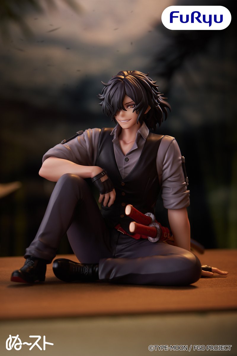 FURYU_prize's tweet photo. ＼フリュープライズ速報／

『Fate/Grand Order』
ぬーどるストッパーフィギュア
ーアサシン/岡田以蔵（えろういけちょるスーツ）ー

思わず見惚れる表情やポージングなど、スーツ姿の以蔵を細部まで丁寧に再現し、圧倒的クオリティで立体化✨

「Fate/Grand Order Fes. 2026」にて展示中のぬーストは、27年2月頃より展開予定！
ほしいと思ったら⚔の絵文字をコメントしてね！

📢フリュープライズの情報は@FURYU_prizeで続々と公開中です！ぜひフォローしてね！

#FGO
@fgoproject