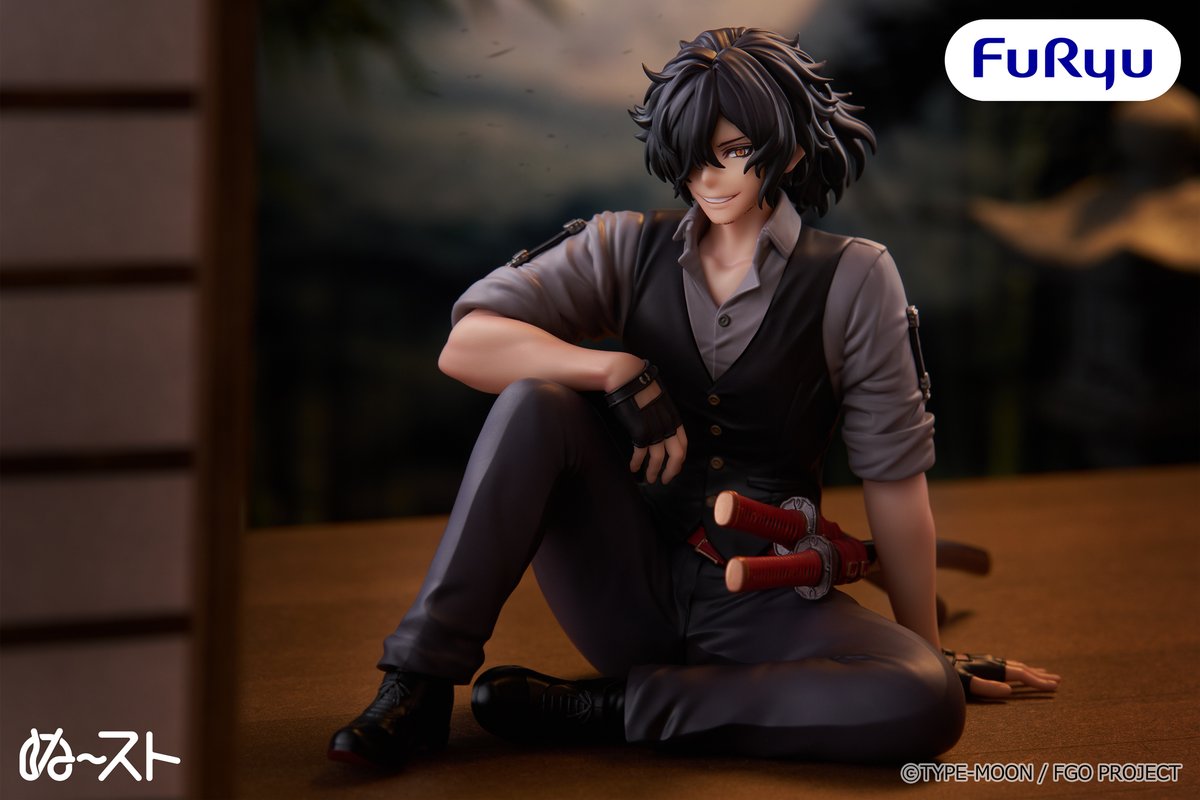 FURYU_prize's tweet photo. ＼フリュープライズ速報／

『Fate/Grand Order』
ぬーどるストッパーフィギュア
ーアサシン/岡田以蔵（えろういけちょるスーツ）ー

思わず見惚れる表情やポージングなど、スーツ姿の以蔵を細部まで丁寧に再現し、圧倒的クオリティで立体化✨

「Fate/Grand Order Fes. 2026」にて展示中のぬーストは、27年2月頃より展開予定！
ほしいと思ったら⚔の絵文字をコメントしてね！

📢フリュープライズの情報は@FURYU_prizeで続々と公開中です！ぜひフォローしてね！

#FGO
@fgoproject