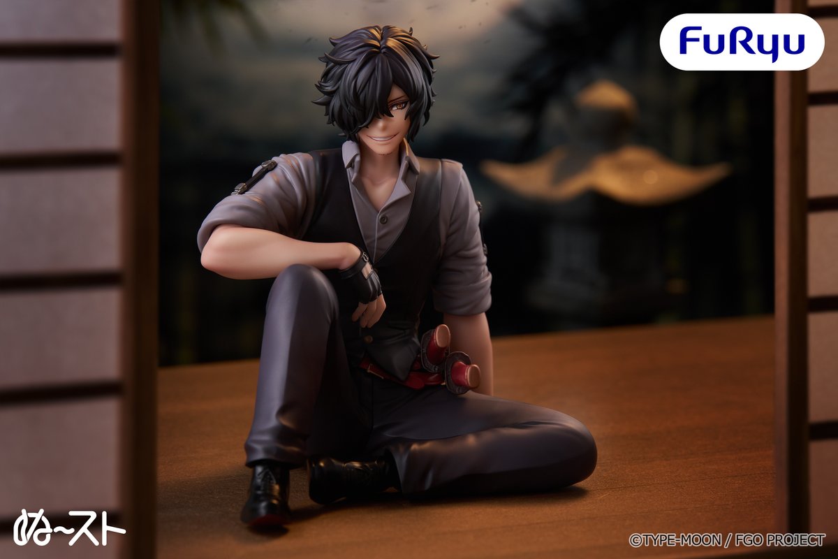 FURYU_prize's tweet photo. ＼フリュープライズ速報／

『Fate/Grand Order』
ぬーどるストッパーフィギュア
ーアサシン/岡田以蔵（えろういけちょるスーツ）ー

思わず見惚れる表情やポージングなど、スーツ姿の以蔵を細部まで丁寧に再現し、圧倒的クオリティで立体化✨

「Fate/Grand Order Fes. 2026」にて展示中のぬーストは、27年2月頃より展開予定！
ほしいと思ったら⚔の絵文字をコメントしてね！

📢フリュープライズの情報は@FURYU_prizeで続々と公開中です！ぜひフォローしてね！

#FGO
@fgoproject