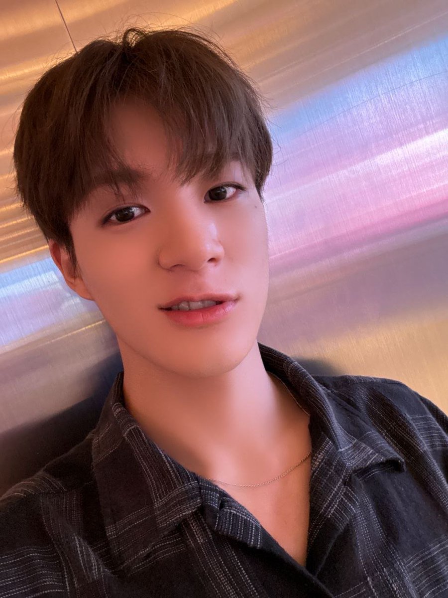 Leejeeno's tweet photo. FYI, this is Jeno's selca from a year ago because he was flexing his new phone. 😭 https://t.co/L48kHmvXIC