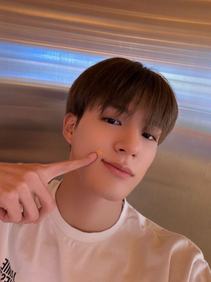 Leejeeno's tweet photo. FYI, this is Jeno's selca from a year ago because he was flexing his new phone. 😭 https://t.co/L48kHmvXIC